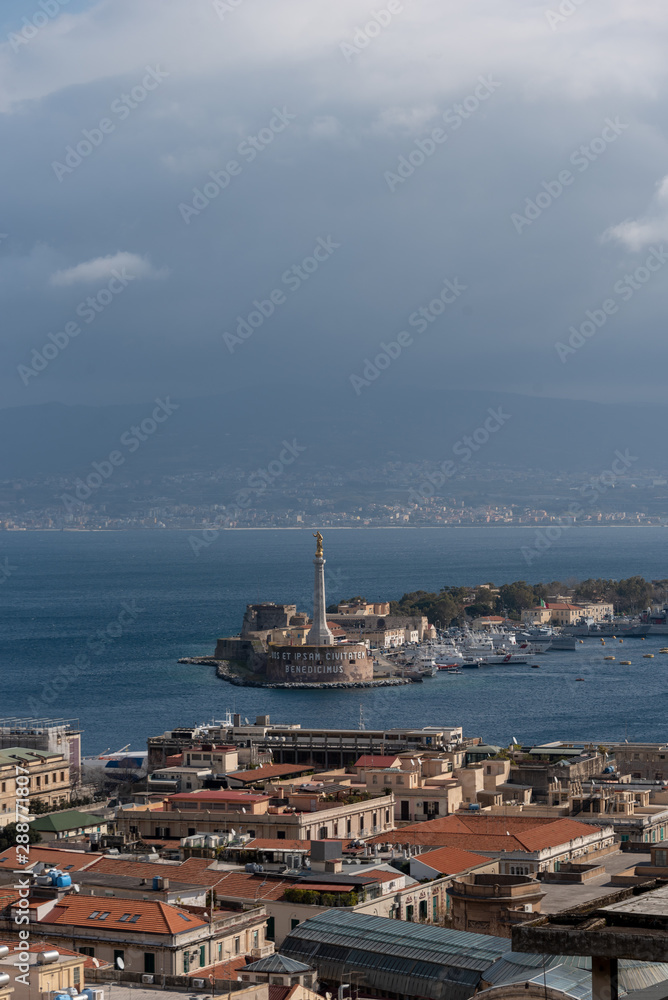 Il porto di Messina, tra i più grandi ed importanti del Mediterraneo, è oggi, con oltre 10 milioni di passeggeri trasportati all'anno, il primo in Italia nel settore.