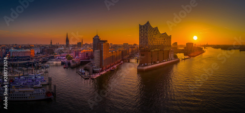 Skyline Hamburg bei Sonnenaufgang mit Blick auf Hafen und Elbphilharmonie