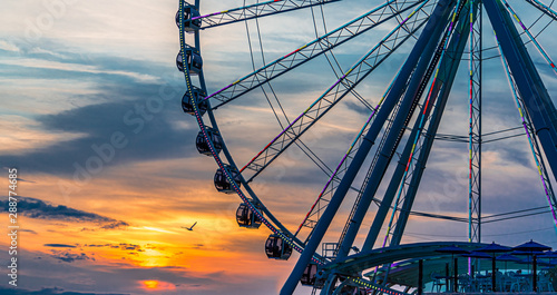 Картината върху платно The ferris wheel on the waterfront of Seattle, Washington in late afternoon ligh