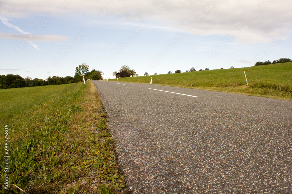 Landstraße auf einen Berg tiefer Blickwinkel