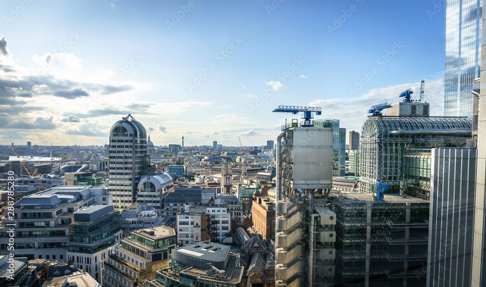 Fototapeta premium London skyline at beautiful cloudy day Picture with window reflection 