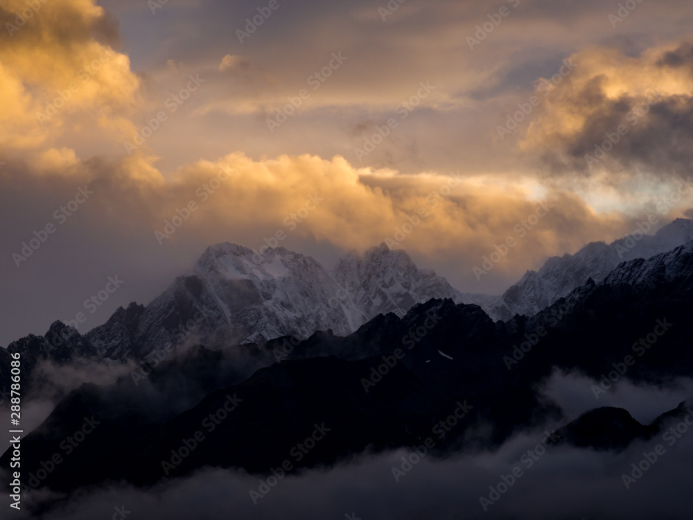 Obraz premium Clouds and Snowcapped Peaks at Sunrise, Kenai Peninsula, Alaska