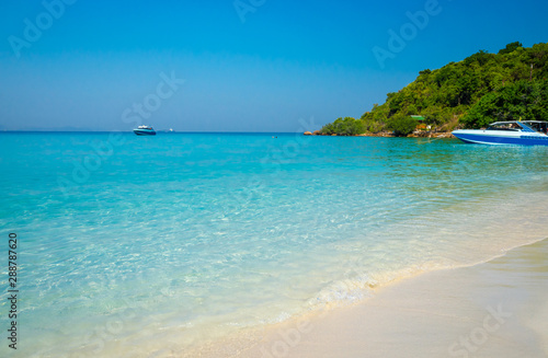 Fototapeta Naklejka Na Ścianę i Meble -  Beautiful tropical beach of Ko Lan, island near Pattaya, Thailand