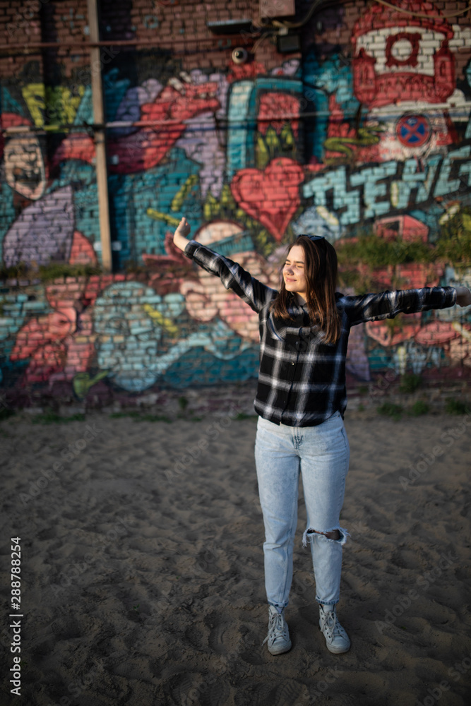 Obraz premium Frau Tanzt in der Stadt Berlin