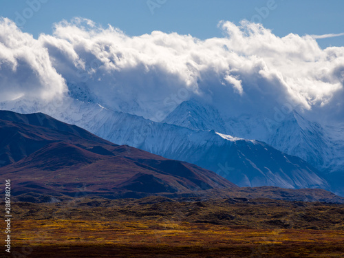 Mountains and Autumn Tundra in Alaska, Vista in Denali National Park