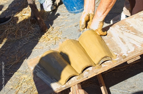 Clay roof tile craftsmen at Feira Franca medieval party