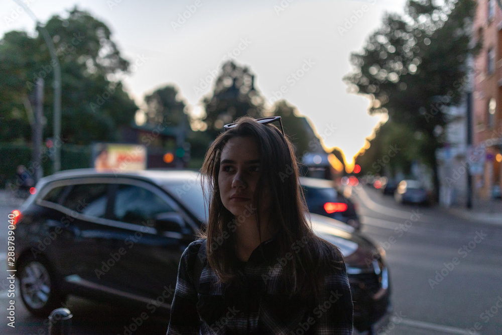 Fototapeta premium Frau Tanzt in der Stadt Berlin