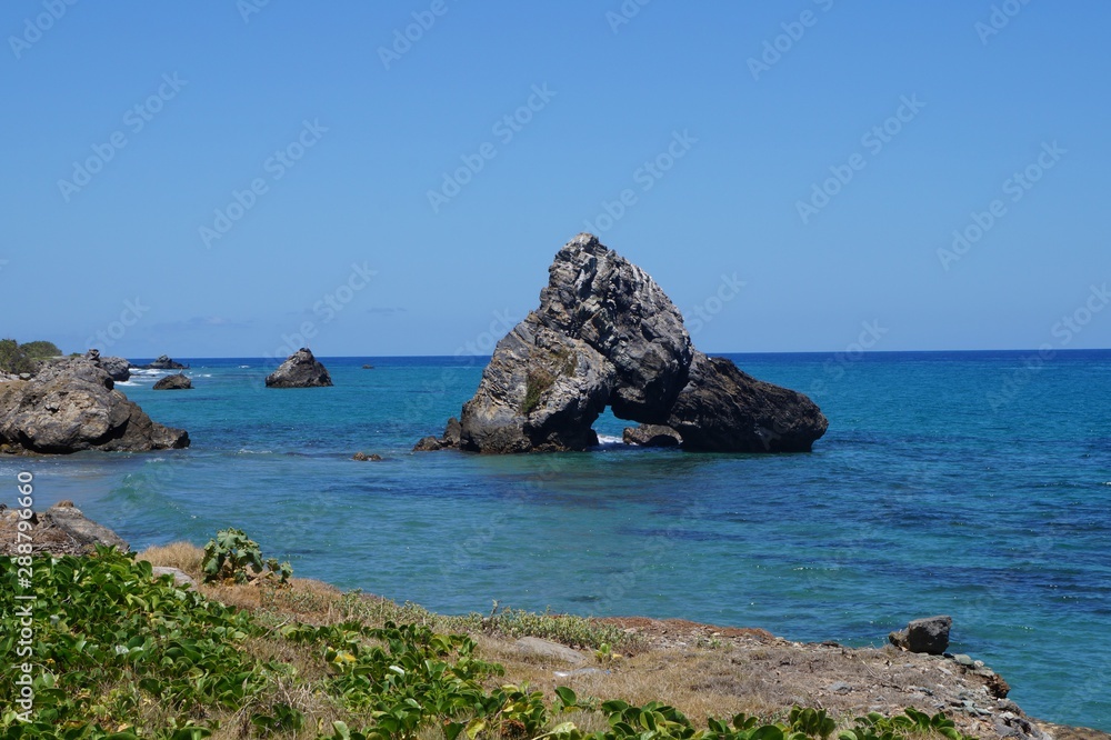 playa piedras con formas grandes y espectaculares mar azul con cielo azul paisaje