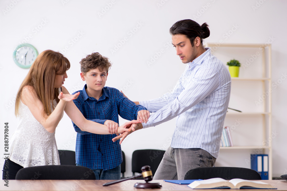 Obraz premium Divorcing family trying to divide child custody