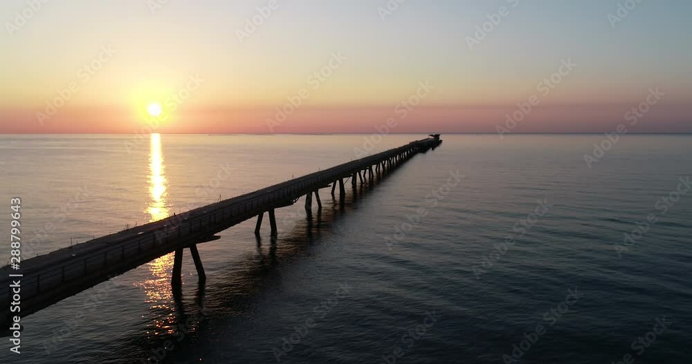 Sobrevolando con dron puente pantalan de puerto en un amanecer del mediterraneo Sobrevolando con dron puente pantalan de puerto en un amanecer del mediterraneo