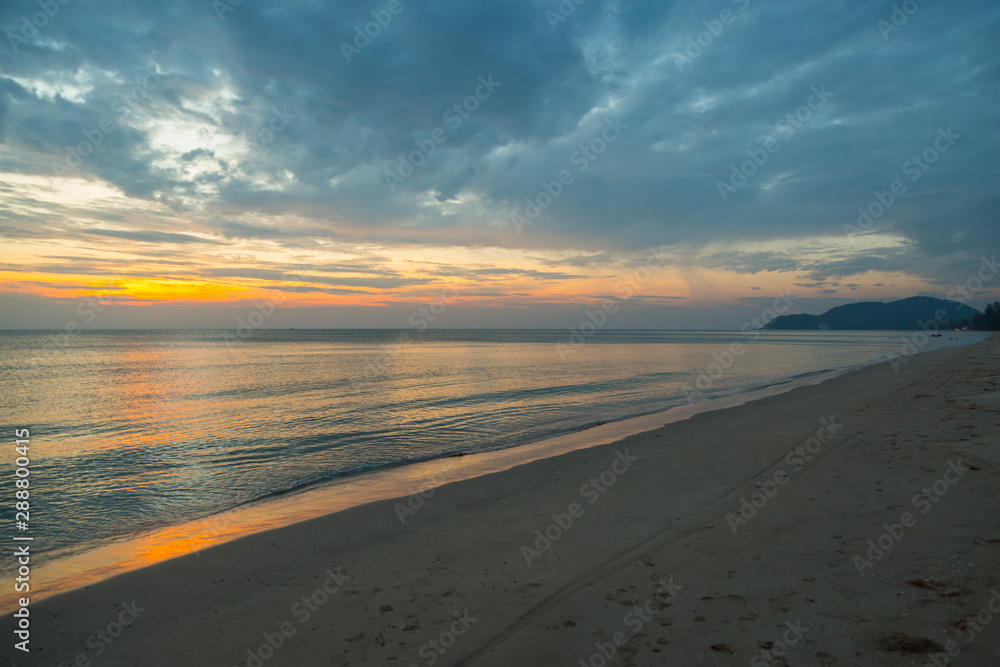 Obraz premium Siluette zachód słońca na tle plaży
