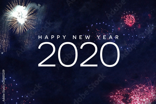 Fototapeta Szczęśliwego nowego roku 2020 typografii z fajerwerkami na nocnym niebie