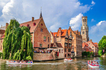 Fototapete Brügge Belfried und Rozenhoedkaai am Kanal  © Elena