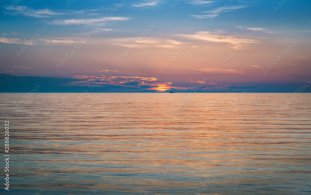 Naklejka premium Beautiful sunset scenery with ships silhouette and amazing cloudy sky