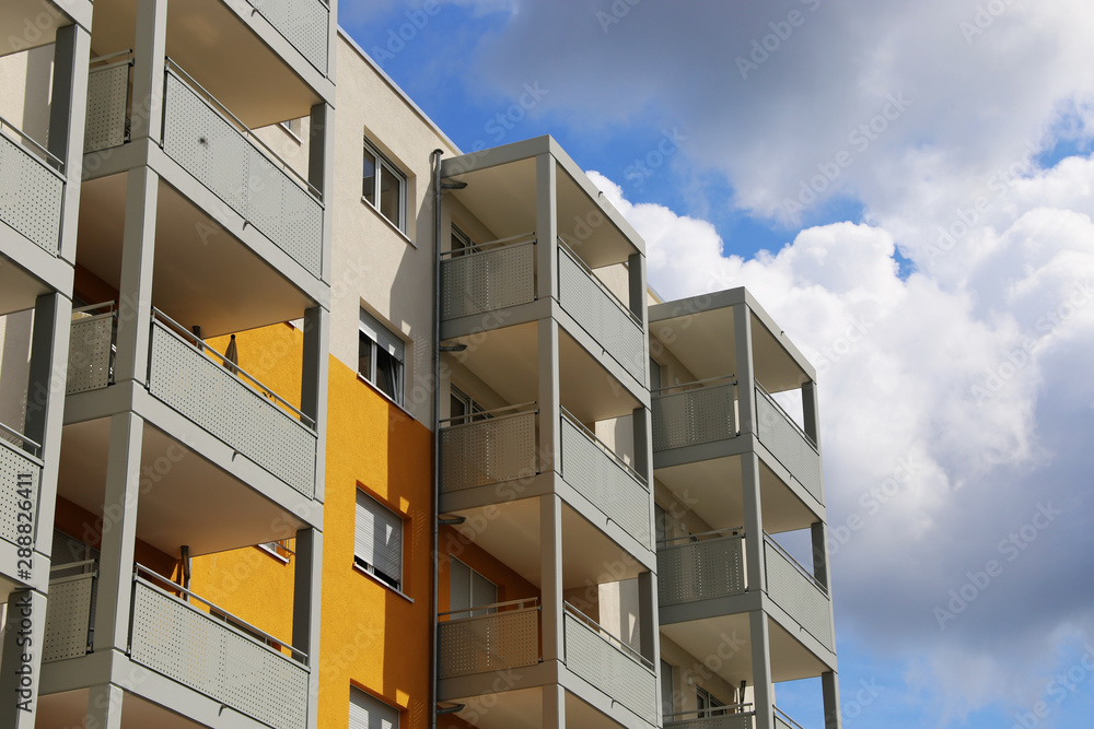 Balkone an einem großen Appartement-Gebäude - obrazy, fototapety, plakaty 