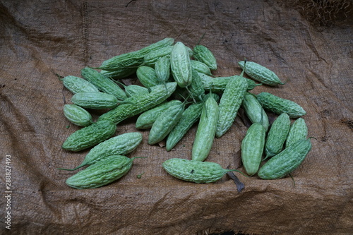 gurken und obst und gemüse auf einem markt in afrika