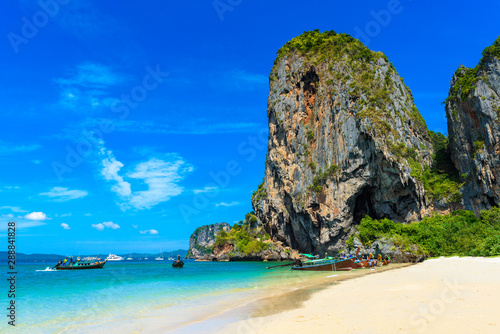 Limestone karst rocks at Ao Phra Nang Beach with Thai traditional wooden longtail boat on Railay Peninsula, close to Ao Nang, Krabi province, Andaman Sea, Thailand © Simon Dannhauer