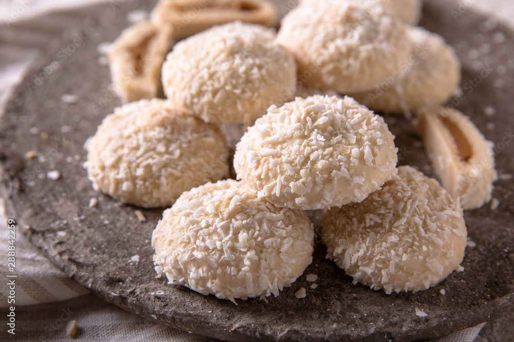 Coconut biscuit with caramel. Crispy and crumbly delicious cookies with natural ingredients: flour, nuts, seeds, pieces of chocolate, cocoa, fruit jams. Coconut biscuit with caramel. Crispy and crumbly delicious cookies with natural ingredients: flour, nuts, seeds, pieces of chocolate, cocoa, fruit jams.