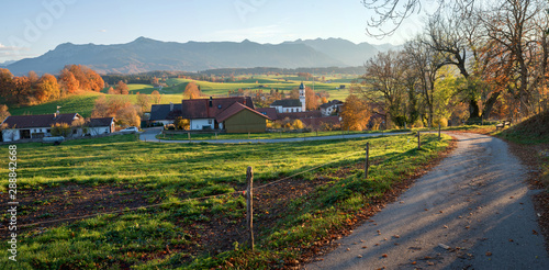 Dorfidylle Aidling im Herbst, beliebter Wanderweg zur Aidlinger Höhe