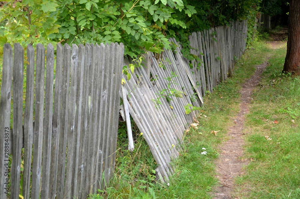 Kaputter Holzzaun an einem Waldweg - Pfad Kaputter Holzzaun an einem Waldweg - Pfad