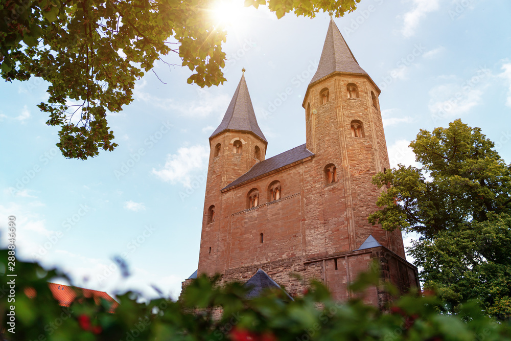 Fototapeta premium Kloster Türme mit Sonne; Drübeck, Harz, Sachsen-Anhalt