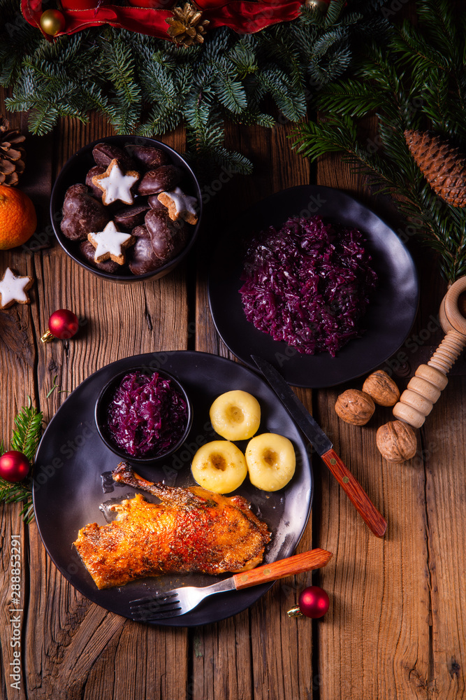 Roast goose with baked apples, red cabbage and dumplings Roast goose with baked apples, red cabbage and dumplings