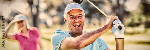 Portret dojrzały golfisty mienia kij golfowy