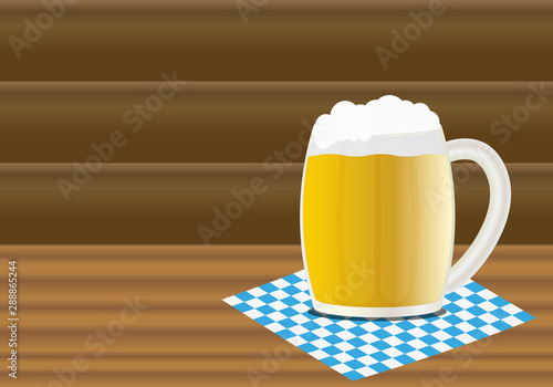 Jarra de cerveza sobre una mesa de madera.