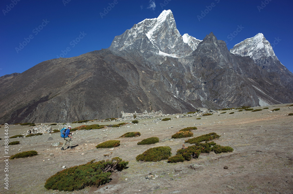 Φωτογραφία Tourist hiking the trail of Everest trek with view of Tabuche peak (6367 m) , Sa