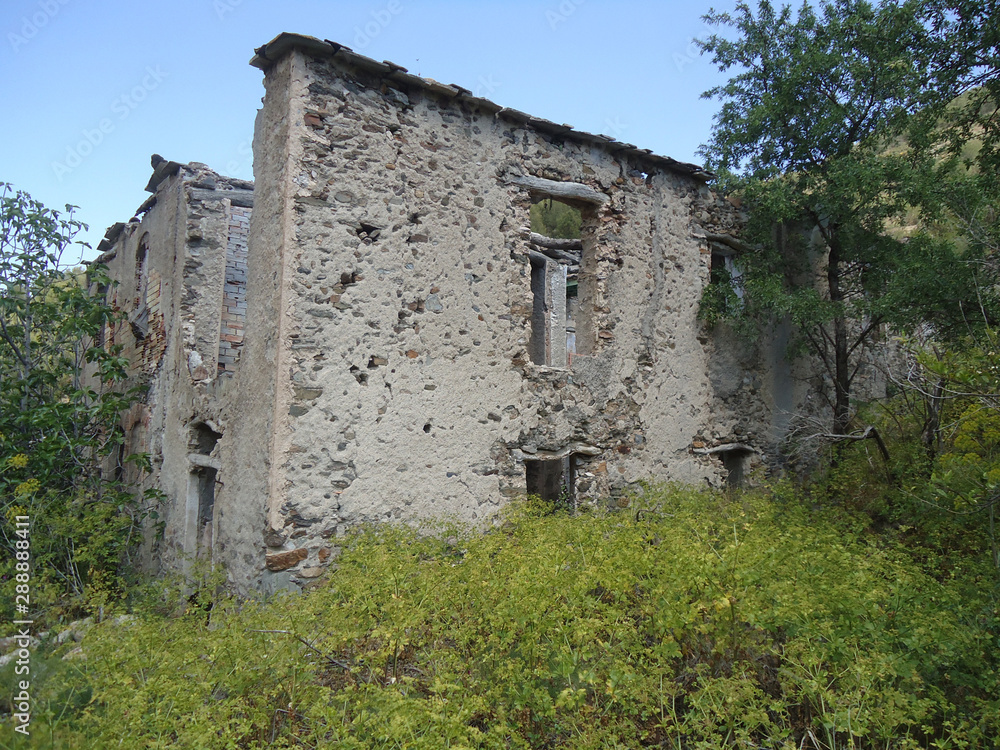ruined country house, Turón river