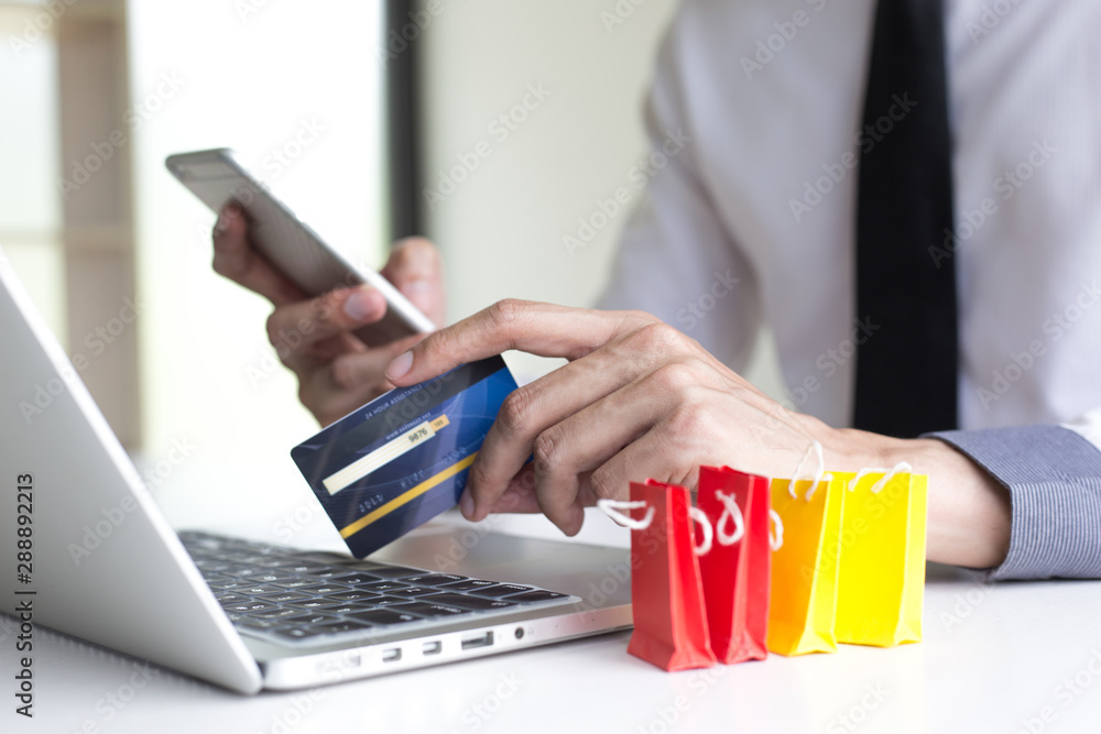 Buy products online, business people are bringing credit cards to pay for purchases. Online credit cards are easy to use. Buy products online, business people are bringing credit cards to pay for purchases. Online credit cards are easy to use.