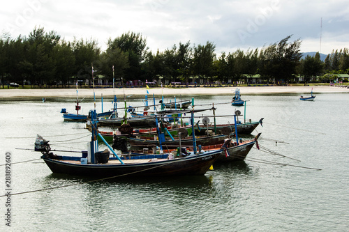 Small fishing boats near the beach © niksriwattanakul