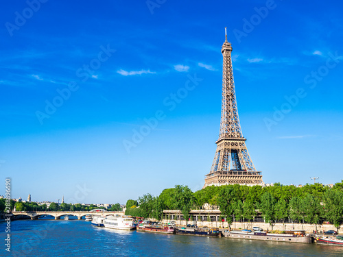 世界遺産　パリのセーヌ河岸　エッフェル塔 © oben901