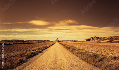 Strasse durch die Halbwüste Bardenas Reales in Spanien