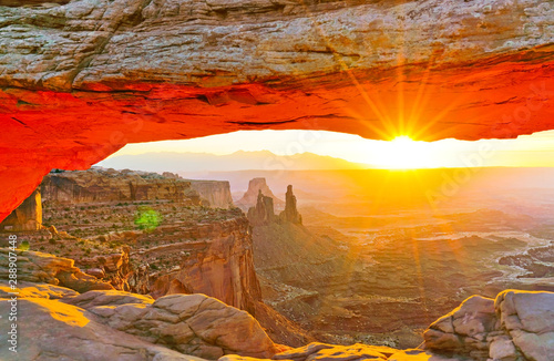 View of the Mesa Arch at sunrise in the Canyonlands National Park in Utah, USA.