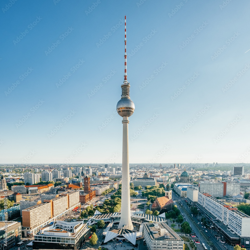 Fototapeta premium Berlińska wieża telewizyjna na Alexander Platz latem w Berlinie