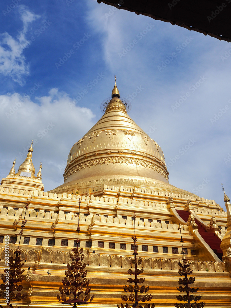 Naklejka premium Buddhist Shwezigon pagoda in Bagan. Myanmar