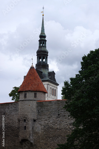 Tela rampart de Tallinn et vue sur l'eglise Saint Nicola, Estonie