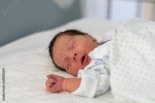 Bebé recién nacido en hospital 79