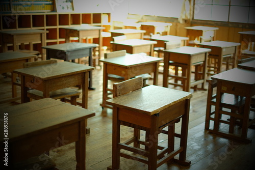 Wallpaper Mural 学校の机とイス 教室　木製 イス　思い出 セピア 懐かしい 昭和 授業 Torontodigital.ca