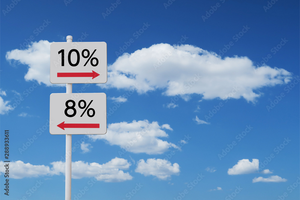 軽減税率8％と10％を指し示す矢印看板と青空と雲