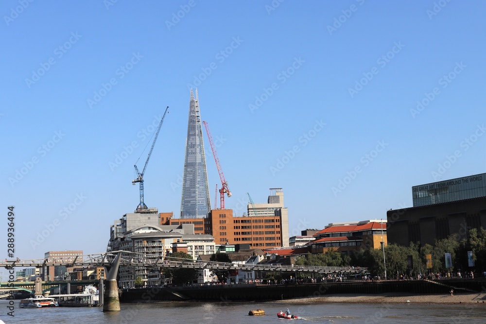 Le fleuve Tamise et ses quais dans la ville de Londres - Londres, Angleterre