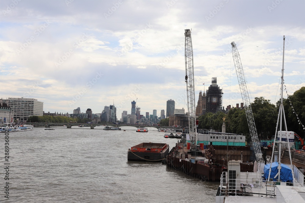 Le fleuve Tamise et ses quais dans la ville de Londres - Londres, Angleterre Le fleuve Tamise et ses quais dans la ville de Londres - Londres, Angleterre