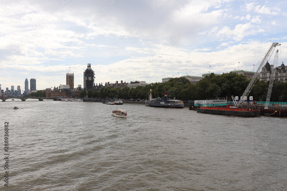 Le fleuve Tamise et ses quais dans la ville de Londres - Londres, Angleterre
