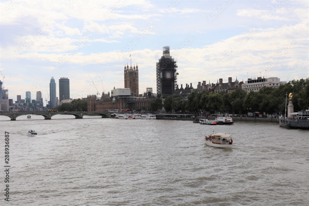Le fleuve Tamise et ses quais dans la ville de Londres - Londres, Angleterre