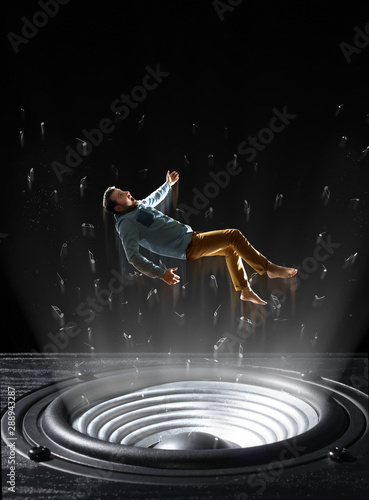 Foto The sound wave throws upwards a screaming man.