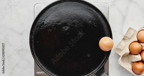 Tablou pe pânză Animation of an egg frying itself in a hot pan