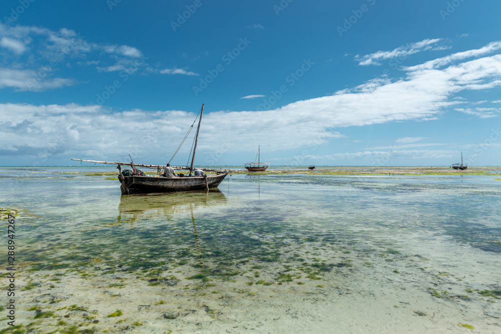 Obraz premium Old boats on the ocean