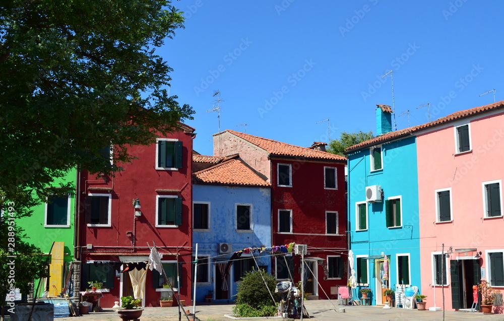 Farbenfrohe Hausfassaden in Burano