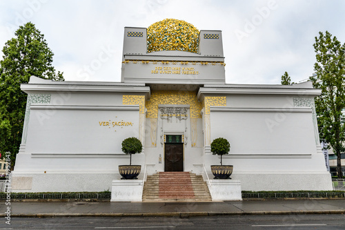 Foto The Vienna Secession building, Austria on a cloudy day